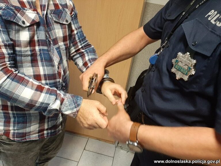 Blisko 500 porcji narkotyków w policyjnym depozycie. Trzy osoby zatrzymane.