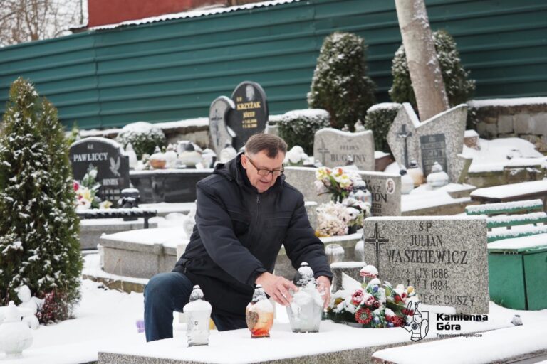 Zadbaliśmy o groby bohaterów walk o niepodległość Polski – czytamy na grupie publicznej mieszkańców Kamiennej Góry