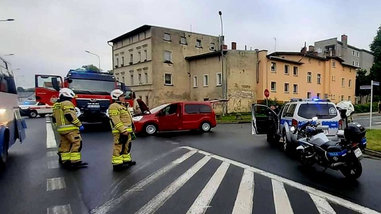 Kamienna Góra: sześć aut uszkodzonych, naruszona ściana budynku, awaria autobusu…