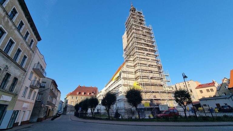 Dopiero po zamontowaniu rusztowań widać, jak wielka jest to budowla. Kościół parafialny św. Ap. Piotra i Pawła po wielu latach doczeka się nowej elewacji. Ostatni taki remont był w 1976 roku.