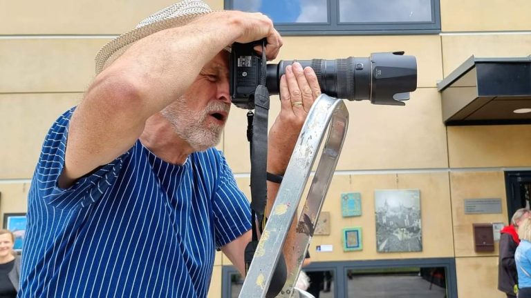 Oszuści przez techniki manipulacyjne sprawiają, że przez chwilę czujesz się wyjątkowo.