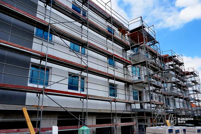 Jesienią wprowadzą się pierwsi lokatorzy. Modułowy budynek w Kamiennej Górze.