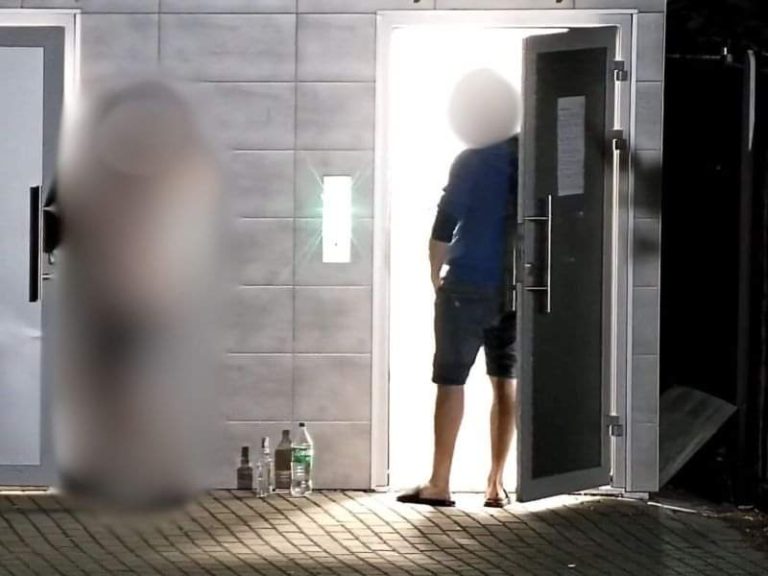 Zdewastował drzwi i zgłosił się na policję, po tym, jak upubliczniono nagrania z monitoringu.