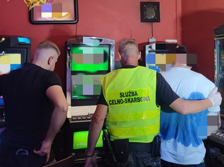 Gotówka, narkotyki i zatrzymany mężczyzna.