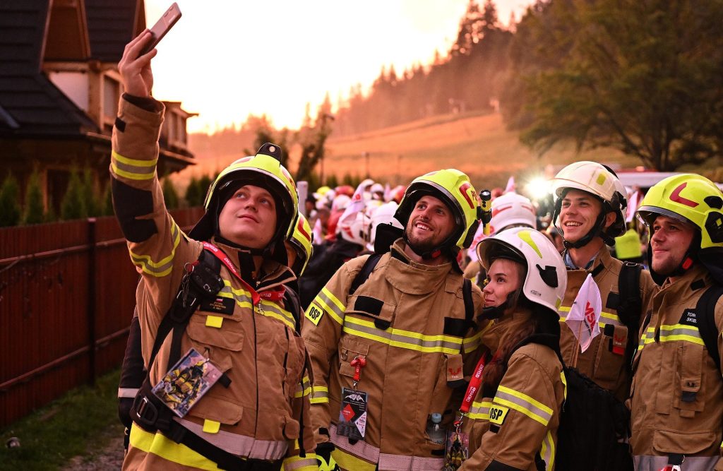 Gaszą pożary, a w Karkonoszach rozpalą nadzieję! Blisko 1000 strażaków i strażaczek z Polski zdobędzie Śnieżkę dla chorych na nowotwory krwi.