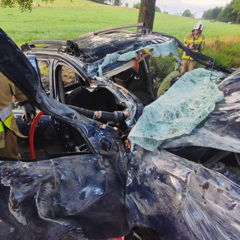 Kobieta uwięziona w aucie. Błyskawiczna akcja strażaków.