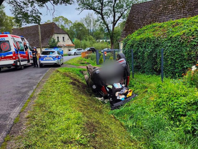 Kochanów: dachował samochód.