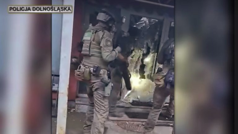 Nielegalny hazard. Akcja policjantów i funkcjonariuszy urzędu celno-skarbowego, o czym informuje Komenda Wojewódzka Policji we Wrocławiu.