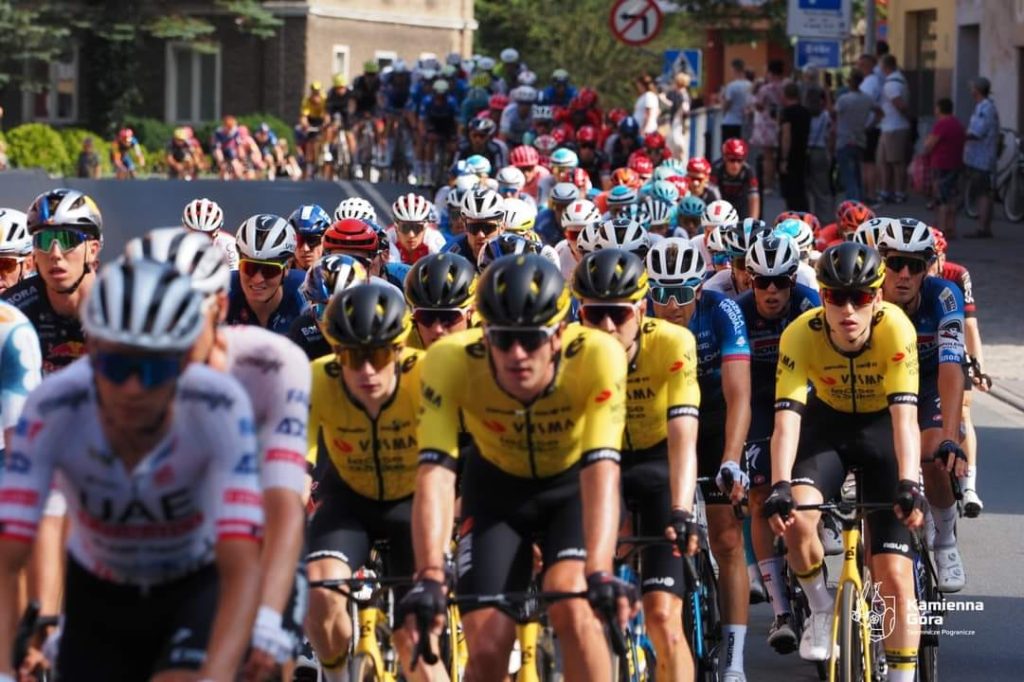 Największy kolarski wyścig w naszej części Europy, Tour de Pologne przemknął dziś między innymi ulicami Miasto Kamienna Góra. I etapu Wrocław – Karpacz to 156,1 km bardzo ciekawej trasy.