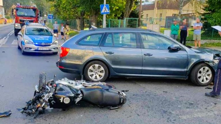 Godzina 5:30, Lubawka, skrzyżowanie Aleja Wojska Polskiego z ulicą Szymrychowską: służby ratunkowe zostały wezwane do niebezpiecznego zdarzenia drogowego.