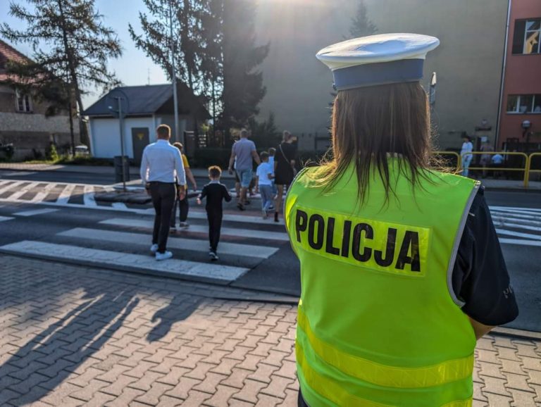 Policjanci czuwają nad bezpieczeństwem uczniów.
