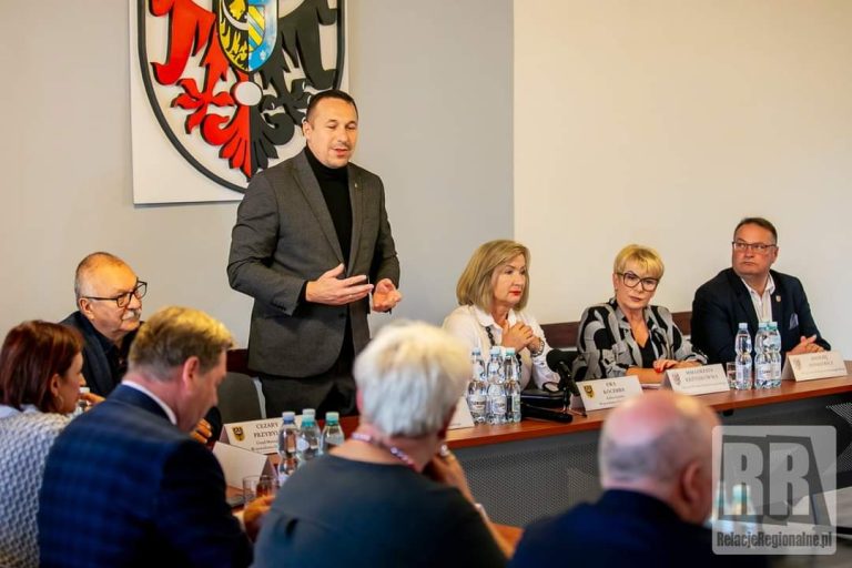 Samorządowcy spotkali sie z marszałkiem.