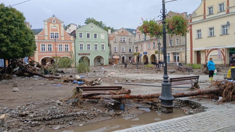 Pomoc dla mieszkańców zalanych miejscowości.