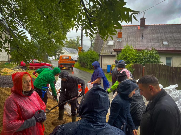 Od północy spadło ponad 50 mm deszczu. Powinno przestać padać jutro po 8:00 rano.