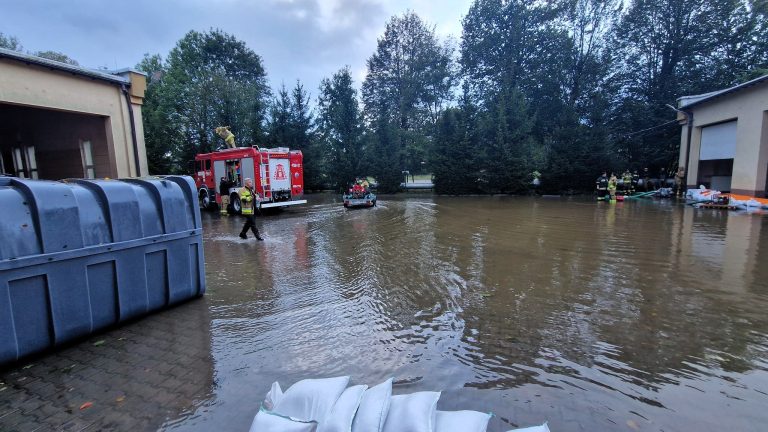 Zalana Komenda Powiatowa Państwowej Straży Pożarnej w Kamiennej Górze.