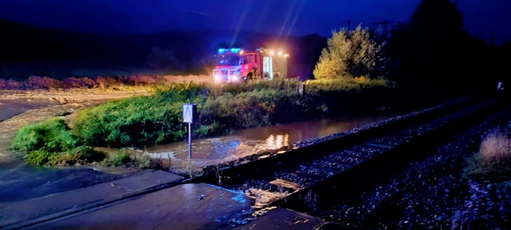 Strażacy proszą mieszkańców powiatu o zabezpieczenie mienia znajdującego się w piwnicach lub obniżeniach terenu, na którym występuje zagrożenie.