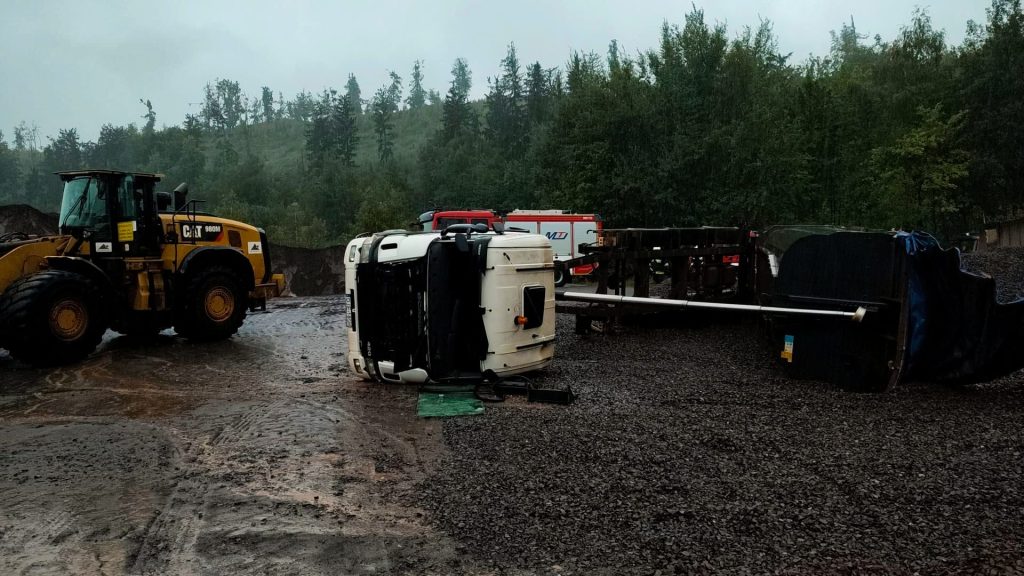 Bocznica w Czarnym Borze: samochód przewrócił się podczas rozładunku.