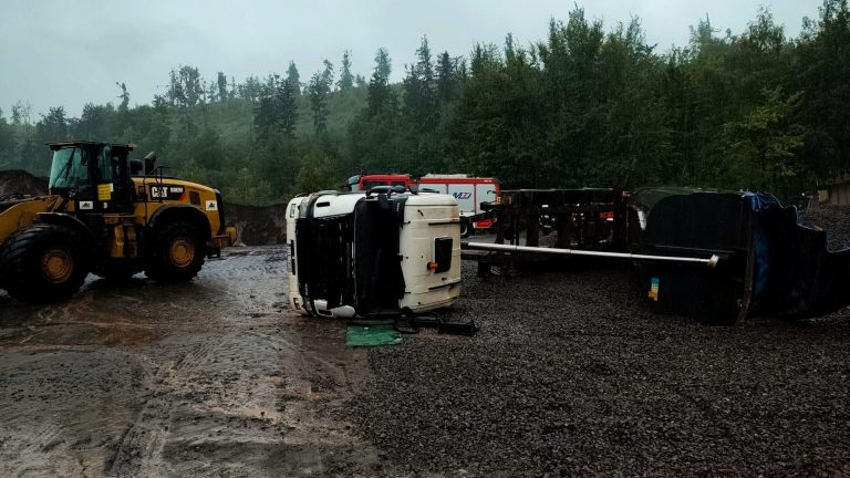 Bocznica w Czarnym Borze: samochód przewrócił się podczas rozładunku.