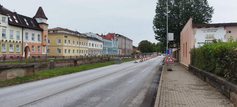 Město Trutnov: droga koło Úpy jest przejezdna jednym pasem. Obowiązuje ruch wahadłowy, dla aut osobowych i do 2,5 ton.