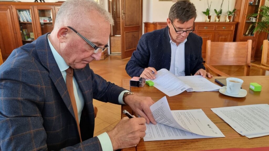 Nowe nawierzchnie, przejścia dla pieszych, chodniki, sieci wodno-kanalizacyjne, most: Burmistrz Miasta Lubawka Andrzej Wojdyła podpisał dziś umowę na kolejne prace inwestycyjne w gminie Lubawka.