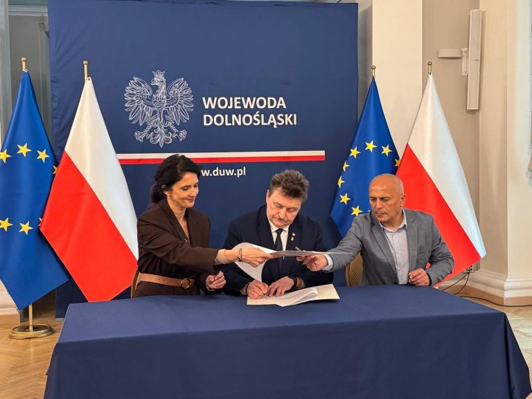 Powiat wałbrzyski przebuduje drogę 3464D. Podpisano umowę o dofinansowanie