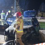 Pijany kierowca bez uprawnień rozbił skradziony samochód. Pasażer w ciężkim stanie