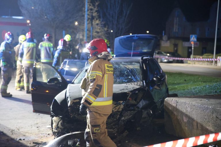 Pijany kierowca bez uprawnień rozbił skradziony samochód. Pasażer w ciężkim stanie