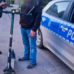 68-latek w klapkach i po alkoholu – na hulajnodze elektrycznej