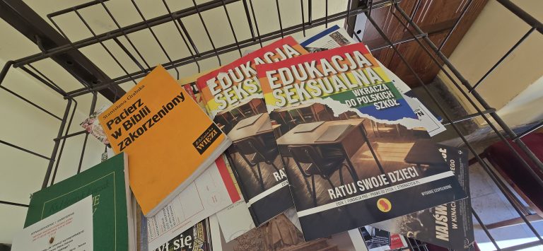 Edukacja zdrowotna w szkołach. Co krytykuje Kościół?