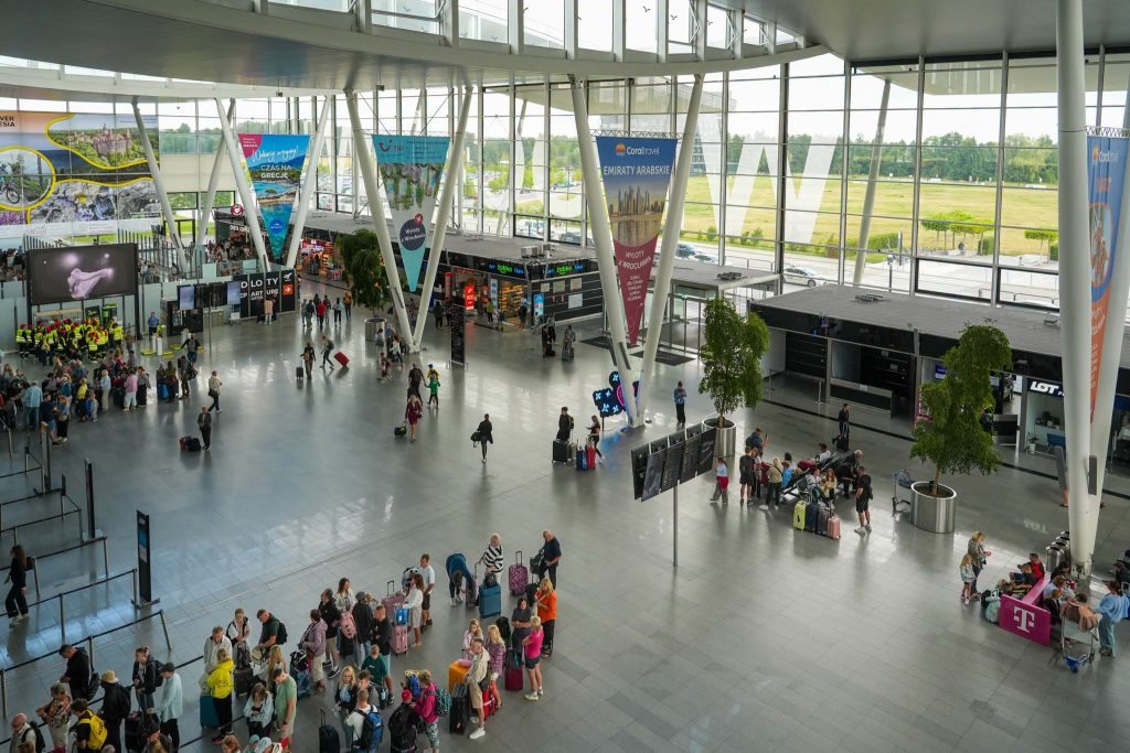 Wrocławskie lotnisko z rządową dotacją na nowe bramki ABC. Odprawa graniczna ma być szybsza