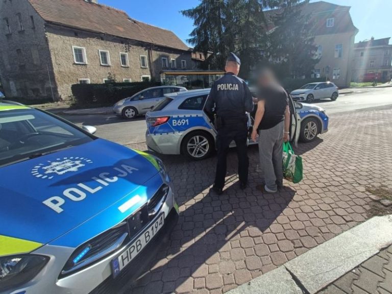 Pacjent wyszedł ze szpitala, zaopiekowali się nim policjanci
