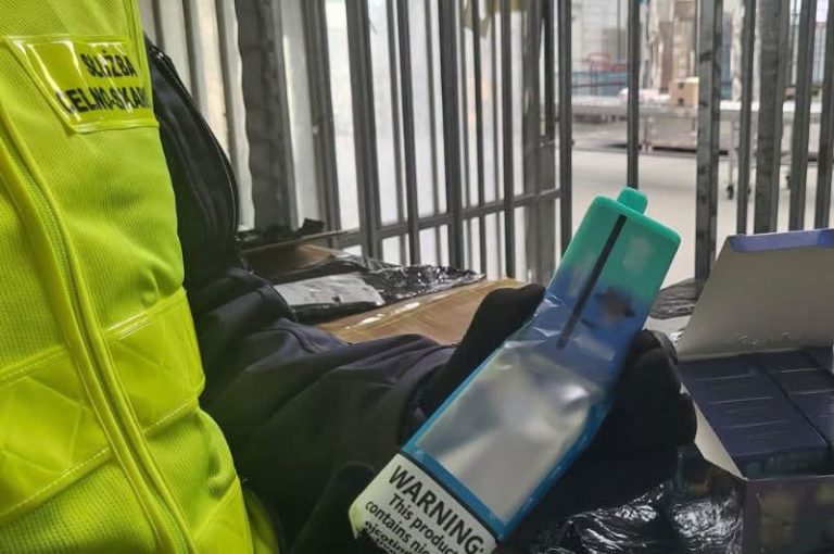 Ponad 13 tys. jednorazowych e-papierosów bez polskich znaków akcyzy przejęli funkcjonariusze Dolnośląskiej KAS i policjanci z Legnicy
