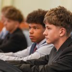 Nie daj się wkręcić. Fake newsy, deepfake’i i walka o naszą uwagę