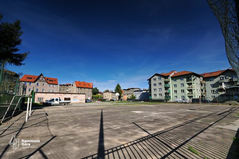 Podpisano umowę na budowę lodowiska i boiska w Kamiennej Górze