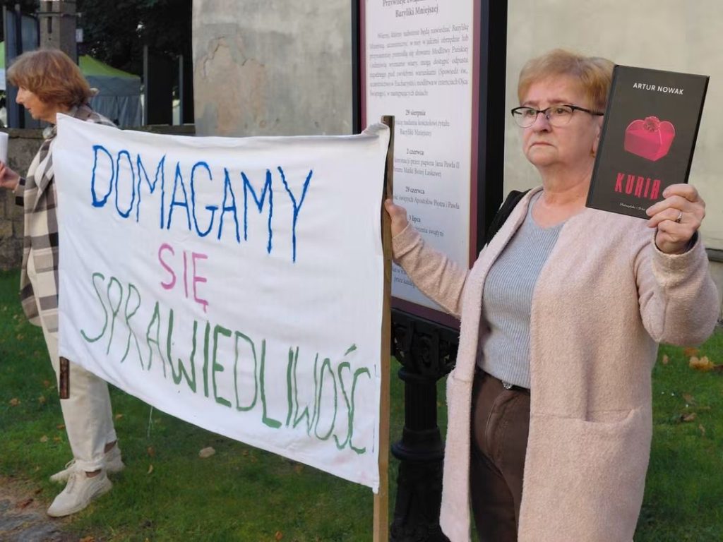 Pięciogroszówki przed bazyliką. Protestujący ponownie pytają biskupa o decyzję w sprawie ks. Langenfelda