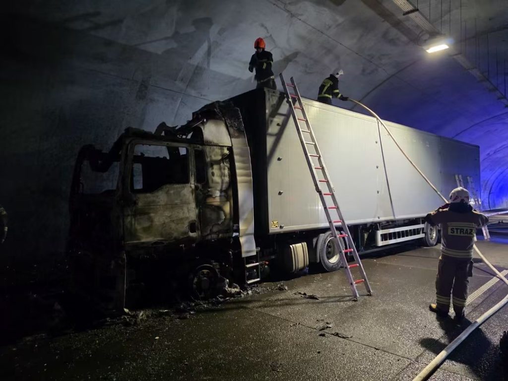 Tunel S3: spłonęła kabina tira
